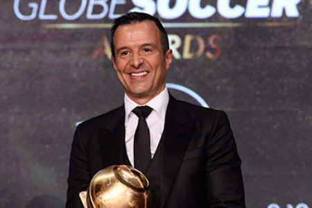 Jorge Mendes, empresário do ano, recebeu o prémio de Cristiano Ronaldo, que esteve ausente