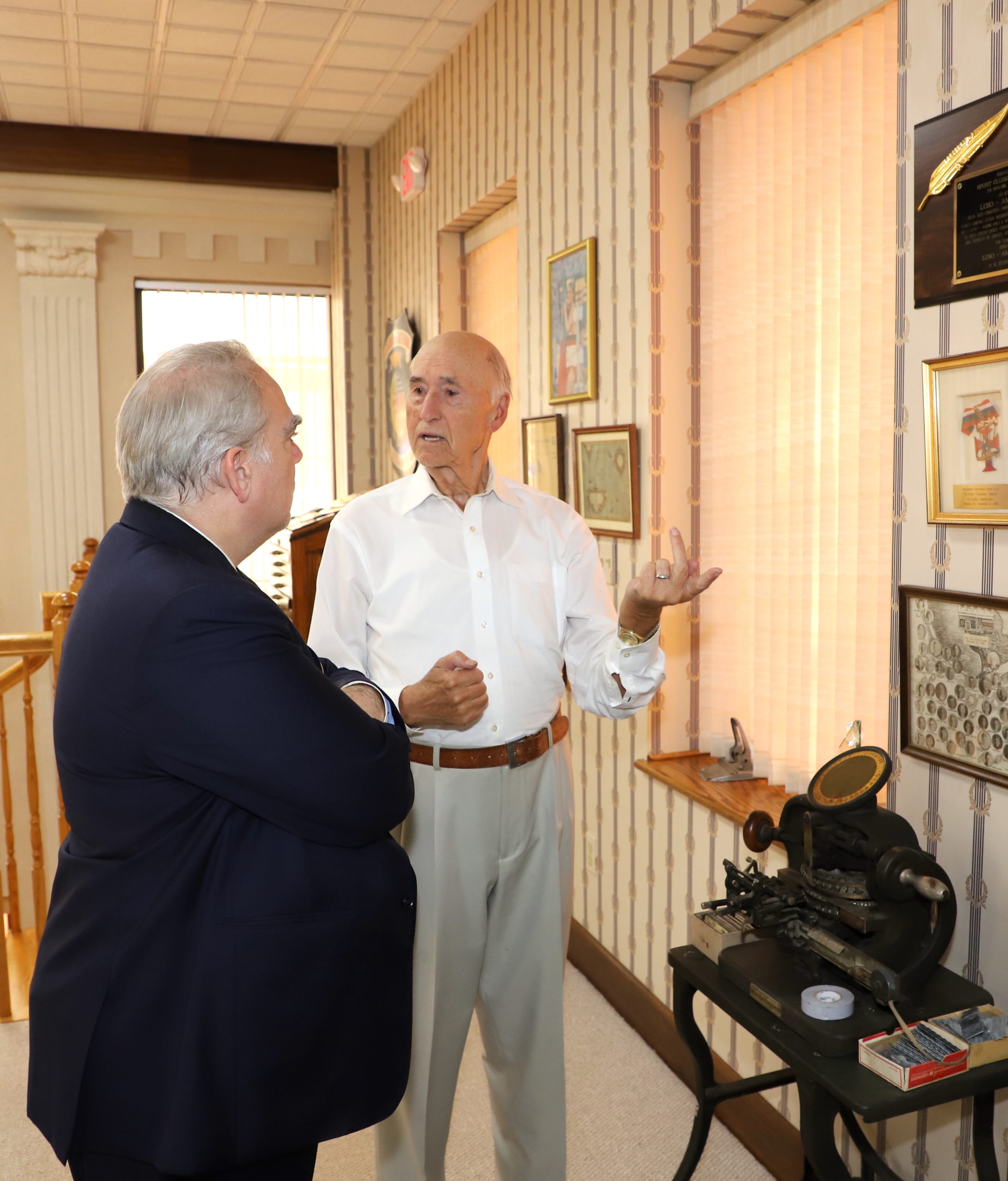 NEWARK: Cônsul-geral Luís Sequeira visitou instalações do jornal LUSO- AMERICANO no Ironbound - LusoAmericano