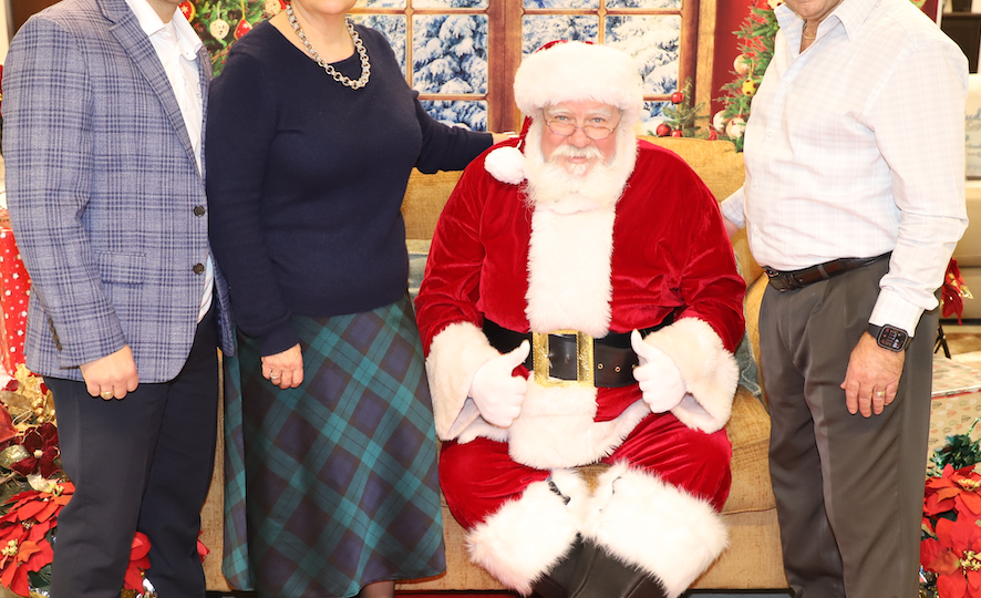 Foto: JORNAL LUSO-AMERICANO | O casal Guerra e o filho, Shawn Guerra, com o Pai Natal na loja da Ferguson Street